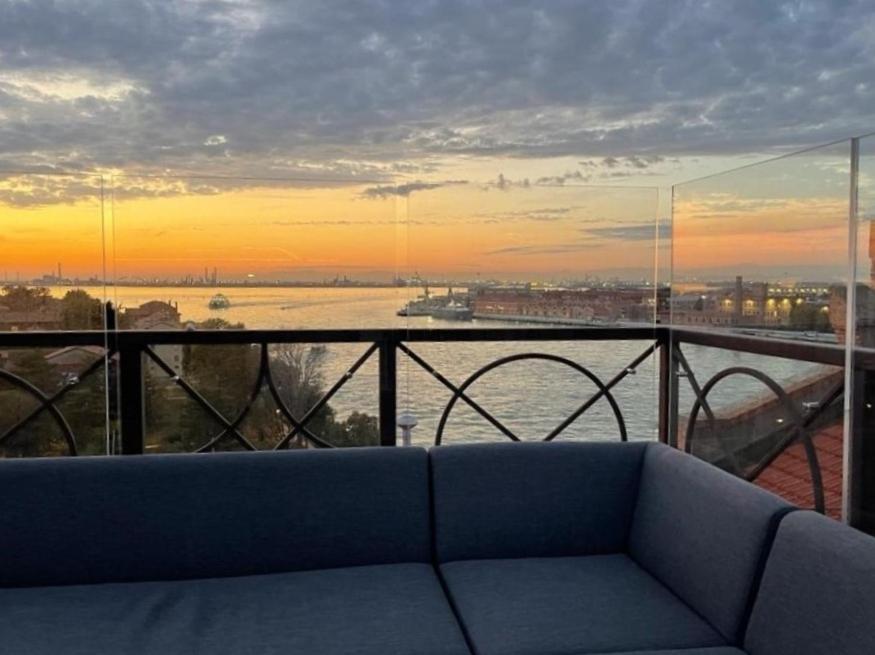 The Penthouse And Rooftop-terrace At Molino Stucky * Venise